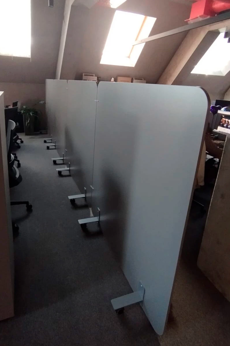 Перегородка на роликах 1400x18x1500 R-line фото в интерьере 1