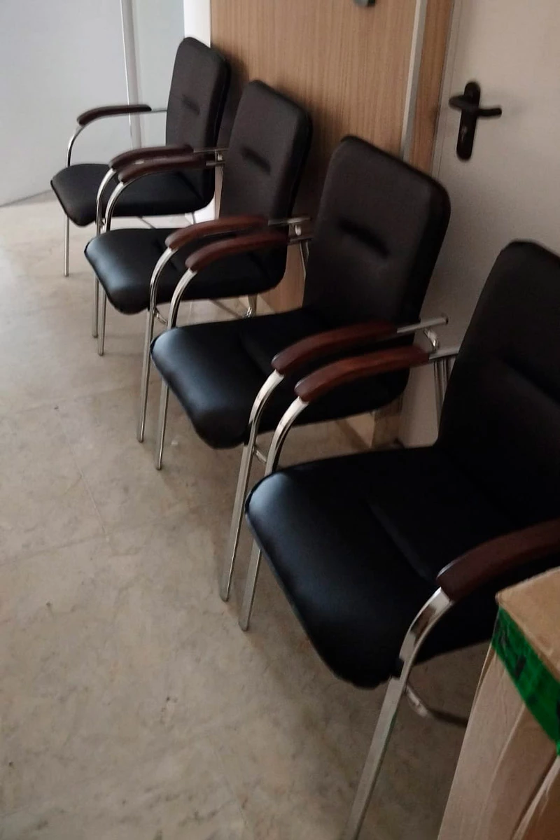 Стул Самба с деревянными подлокотниками SMB-02H Хром гальв. фото в интерьере 1